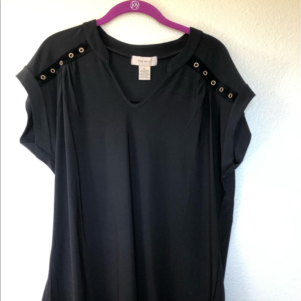 Black top with gold detail (XL)